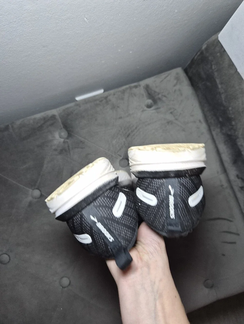 Brooks Revel Running Shoes 8.5 Medium B - Black with White Accents - Picture 4 of 9